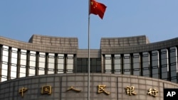资料照：一面中国国旗在中国央行前飘扬。