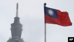 资料照片：2023年5月7日，中华民国国旗在台北的101大楼附近飘扬。