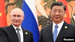 资料图: 2023年10月18日俄罗斯总统普京(左)与中国国家主席习近平在北京出席“一带一路”高峰论坛期间举行会晤。(路透社)