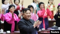 朝鲜官媒2023年12月4日发布照片显示，朝鲜领导人金正恩在平壤出席第五届全国母亲大会。