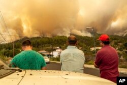 西班牙拉帕尔马岛（La Palma）的当地居民眼睁睁地看着失控的野火。（2023年7月15日）