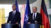 Столтенберг подякував Німеччині за надання надзвичайно важливої підтримки Україні, включаючи танки Marder і Leopard, засоби ППО IRIS-T і боєприпаси. Фото: Генеральний секретар НАТО Єнс Столтенберг і канцлер Німеччини Олаф Шольц, Reuters