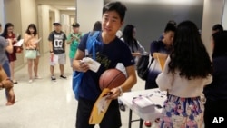 资料照片：中国留学生在德克萨斯州理查森市德克萨斯大学达拉斯分校参加新生迎新活动。(2015年8月22日)