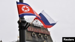 资料照：2019年4月25日，朝鲜最高领导人金正恩访问俄罗斯符拉迪沃斯托克，俄罗斯和朝鲜的国旗在火车站附近的街道上飘扬。（路透社）