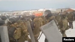 Polisi wa kutuliza ghasia wakiwasambaza wafuasi wa Fail Alsynov huko Baymak katika mkoa wa Bashkortostan, Russia, Jan. 17, 2024 video. 
