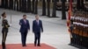 中国领导人习近平在北京人大会堂外陪同越共总书记苏林检阅三军仪仗队。(2024年8月19日)(2024年8月19日)