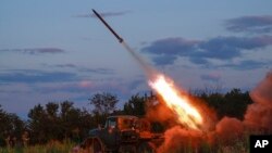 Українська система "Град" стріляє по російських позиціях 12 липня 2023 року. Фото: Roman Chop via AP