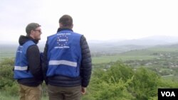 Спостерігачі ЄС в селиці Хурвелеті, половина якого знаходиться в Південній Осетії. (Lisa Bryant/VOA)