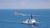 美国海军公布的图片显示美国海军“基德”号阿利·伯克级导弹驱逐舰与美国海岸警卫队“蒙罗”号传奇级巡逻舰在当地时间2021年8月27日例行穿越台湾海峡的国际水域。