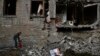 Фото: Мешканець Костянтинівки розчищає завали будинку, 14 жовтня 2022 року 