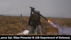 Морські піхотинці стріляють із зенітно-ракетного комплексу Stinger під час підготовки до навчань Cold Response 2022 у Норвегії, 11 березня 2022 року. Сполучені Штати направили тисячі таких систем в Україну. Фото: Міністерство оборони США