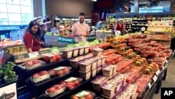 资料照片：美国伊利诺伊州的民众在挑选食品（2022年7月4日）