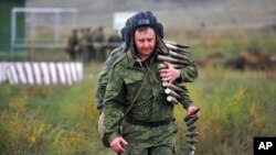 Російський солдат у Ростові-на-Дону. Міністр оборони Росії Сергій Шойгу 28 жовтня заявив, що Росія завершила мобілізацію 300 тисяч резервістів.