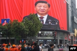 中国浙江省杭州市街头大屏幕直播放习近平在中共二十大开幕式上的讲话。（2022年10月16日）