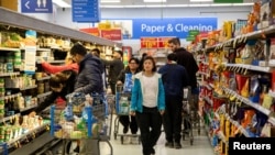 资料照片：2020年3月13日，人们在加拿大安大略省多伦多的一家“沃尔玛”超级中心购物。（路透社照片）