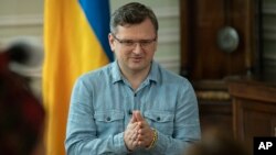 Український міністр закордонних справ Дмитро Кулеба застерігає, що Росія, виставляючи умови для безпечного перевезення українського зерна у Чорному морі, намагається позбутися міжнародних санкцій, які не пов’язані зі збіжжям чи харчами.