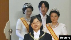 2019年5月1日日本东京皇宫剑玺等继承仪式： 日本第126代天皇德仁(前)，皇后雅子(后排左一)，今上天皇德仁的弟弟秋篠宫文仁亲王(后排中)及亲王的妻子秋篠宫妃纪子(后排右一)