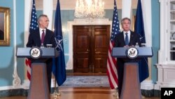 Держсекретар CША Ентоні Блінкен під час прес-конференції з генеральним секретарем НАТО Єнсом Столтенбергом у Державному департаменті у вівторок, 18 червня 2024 р., у Вашингтоні. (AP Photo/Mark Schiefelbein)