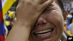 Phụ nữ Tây Tạng lưu vong bật khóc trong cuộc biểu tình tại New Delhi, Ấn Ðộ