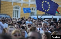 Демонстрація на підтримку уряду Кирила Пєткова 22 червня, коли йому було оголошено вотум недовіри, у Софії, Болгарія.