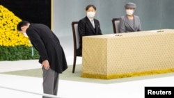 日本首相岸田文雄2022年8月15日在日本天皇德仁也出席的二战结束77周年纪念活动中鞠躬。（路透社）
