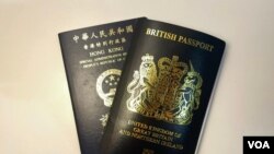 照片左边是香港特区护照，图右是英国国民海外护照。 （摄影：美国之音郑乐捷）