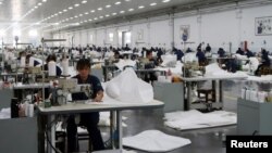 中国山东德州景津压滤机集团的工人在生产线上工作。（2022年8月25日）