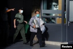 资料照：香港著名民主人士、前支连会副主席何俊仁获保释出狱。（2022年8月22日）