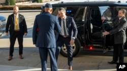 Міністр оборони США Піт Гегсет (у центрі) вітає голову Об’єднаного комітету начальників штабів генерала Чарльза Брауна, після прибуття до Пентагону, 27 січня 2025 року
