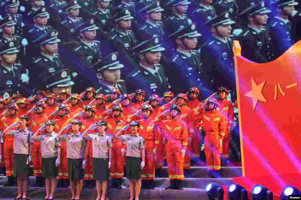 在中国山东省烟台市,消防员比赛唱歌,庆祝中国人民解放军成立91周年(2018年7月31日)。