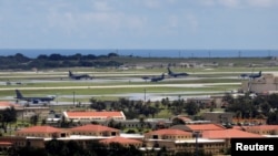 2017年8月15日，美国太平洋领土关岛安德森空军基地停机坪上停放的美国军用飞机。