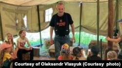 «Я займаюся евакуйованими дітками. Тими, чиїх батьків убили, чи сиротами, біженцями» – Сашко Лірник
