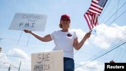 Прихильники Дональда Трампа провели акцію протесту біля гольф-клубу Трампа в Нью-Джерсі, сервень 2022 року