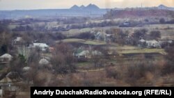 Селище у «сірій зоні». Навіть засвітла руху ми не побачили