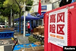 中国广东深圳街头竖立的一个新冠“高风险区”的警示牌。（2022年8月31日）