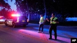 Архівне фото: поліція поблизу резиденції колишнього президента США Дональда Трампа, Флорида, 8 серпня 2022 року (AP Photo/Террі Ренна)