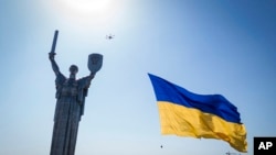 Фото: дрон з українським прапором поблизу пам'ятника Батьківщини в Києві, Україна, 24 серпня 2022 року. 