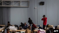 2022年2月28日，在波兰东部普热梅希尔的一个体育馆的临时住宿中看到在乌克兰学习的非洲学生。来自加纳的17 名学生周二成功返回自己的国家。