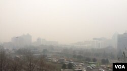 12月8日，北京再陷入重度雾霾。图为北京东长安街建国门立交桥。（叶兵拍摄）