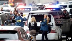 美国烟酒枪炮及爆裂物管理局和联邦调查局人员抵达佛州劳德代尔堡-好莱坞国际机场（2016年1月6日）