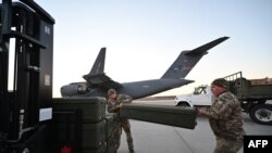 乌克兰士兵在基辅的一个机场搬运美制FIM-92型便携式毒刺防空导弹。（2022年2月13日）