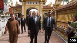 美国国防部长马蒂斯2018年1月25日在访问越南河内期间造访镇国寺（美国国防部图片）