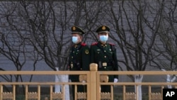 2022年3月3日，在一年一度的人大会议在北京召开前夕，中国武警在人民大会堂附近的天安门广场站岗。