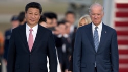 资料照片:时任美国副总统的拜登欢迎中国国家主席习近平抵达美国。(2015年9月24日)