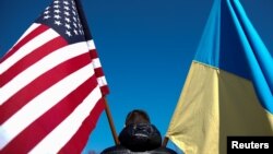 Фото з українського протесту у США