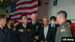 美国海军公布的照片显示，在日本海上自卫队阅舰活动期间，日本首相岸田文雄在美国驻日本大使拉姆·伊曼纽尔陪同下登上美国海军里根号航空母舰，与美国军人会面。(2022年11月6日)