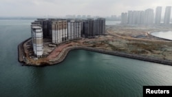 恒大集团在中国海南省人工岛屿海花岛上建造的39座高层住宅楼。（2022年1月7日）