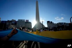 Український прапор на акції в Буенос-Айресі, Аргентина, неділя, 6 березня 2022 р. (AP Photo/Natacha Pisarenko)