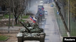 Бронеколона російських військ рухається дорогою під час українсько-російського конфлікту в південному портовому місті Маріуполь, Україна, 21 квітня 2022 року. REUTERS/Чінгіс Кондаров