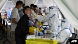 北京市民在海淀区中关村接受核酸检测